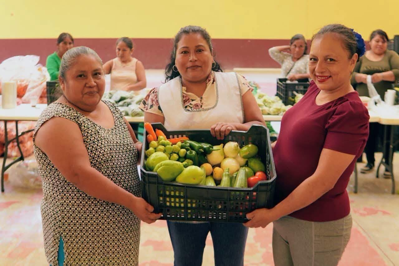 Entrega de paquetes alimentarios.